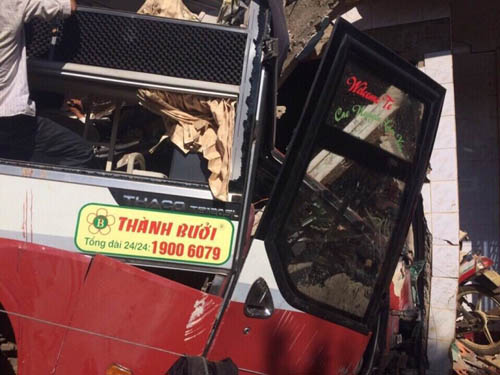 Hai xe khách tông nhau, 2 người tử vong ở Lâm Đồng - 1