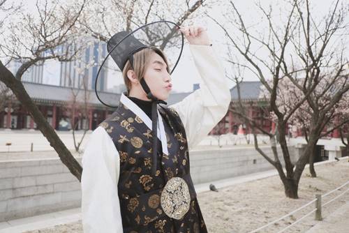 Sơn Tùng MTP diện Hanbok xuất sắc hơn cả trai Hàn - 7