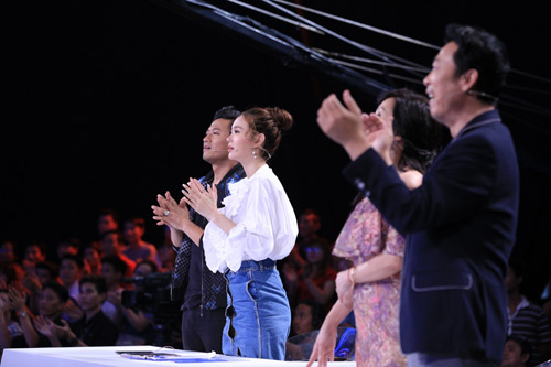 Trấn Thành thót tim vì màn dùng miệng nâng 20 chiếc ghế - 4