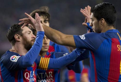 La Liga: Messi “vua” sút xa, Ronaldo chưa hết thời - 1