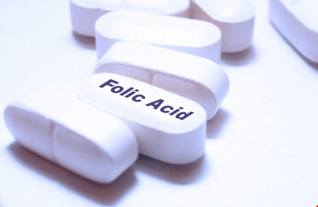 Folic Acid: Đây là loại vitamin rất quan trọng cho thai kỳ. Vitamin này giúp ngăn ngừa các khiếm khuyết ống thần kinh cũng như khuyết tật tim bẩm sinh, môi hở, hàm ếch, khuyết tật chân tay, dị ứng đường niệu trong thai nhi đang phát triển.
