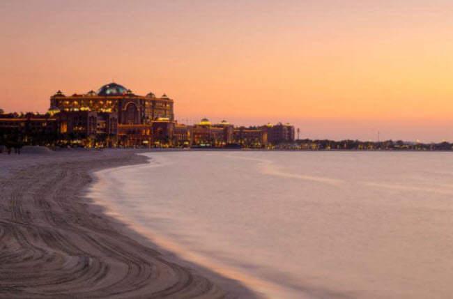 Bãi biển Cung điện Emirates, Abu Dhabi: Khu nghỉ dưỡng tỷ đô này nổi tiếng với bãi tắm riêng dài hơn 1km, được bao quanh bởi công viên và đồng cỏ tuyệt đẹp. Nước biển tại vùng Vịnh rất thích hợp để tắm. Du khách cũng có thể khám phá một trong 200 hòn đảo hoang ở đây.