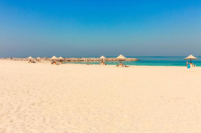 Al Mamzar, Dubai: Khi công trường xây dựng mọc lên khắp trung tâm thành phố, công viên biển Al Mamzar là địa điểm lý tưởng dành cho những người tránh sự ồn ào. Giống như các địa điểm khác ở Dubai, công viên này hoàn toàn nhân tạo với khu cắm trại, đồng cỏ và 5 bãi biển lớn.