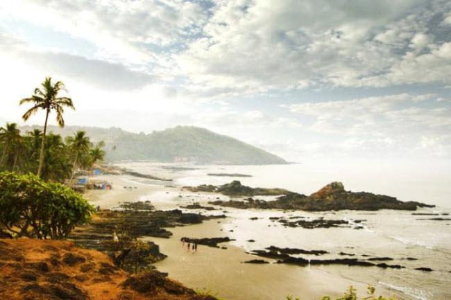 Bãi biển Arambol, Goa, Ấn Độ: Bờ biển tại bang Goa vẫn giữ được vẻ hoang sơ và chưa bị thương mại hóa. Bạn có thể đi bộ trên bãi biển dài nhiều km và không bị phiền bởi âm thanh hỗn tạp. Gần bãi biển chính là một suối nước nóng và vịnh nhỏ nơi bạn có thể bơi cùng cá heo.