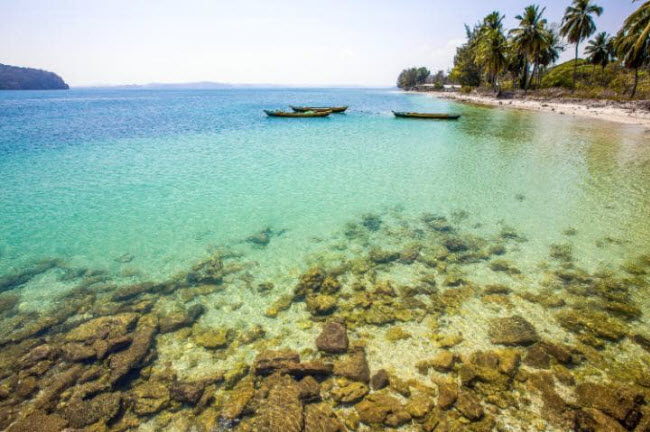 Đảo Long, Quần đảo Andaman: Một trong số ít hòn đảo nhiệt đới giúp du khách có trải nghiệm như trong tiểu thuyết Robinson Crusoe. Nơi đây không có khách sạn, chính vì vậy bạn phải mang theo đồ đạc và cắm trại trong rừng ngay sau bãi biển cát mịn tuyệt đẹp.