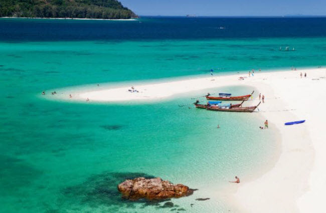 Bãi biển Sunrise, Koh Lipe, Thái Lan: Nằm ở cực nam Thái Lan và gần Malaysia, đảo Koh Lipe trở thành điểm đến dành cho du khách thích tiệc tùng trong những năm gần đây. Nơi đây cũng có nhiều vịnh nhỏ với không gian rất yên tĩnh.