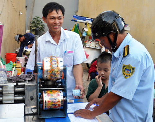 Nữ chủ tịch phường đóng tiền phạt giúp người bán hàng rong chiếm vỉa hè - 3