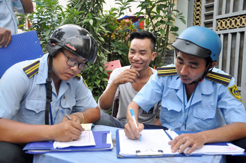 Nữ chủ tịch phường đóng tiền phạt giúp người bán hàng rong chiếm vỉa hè - 8