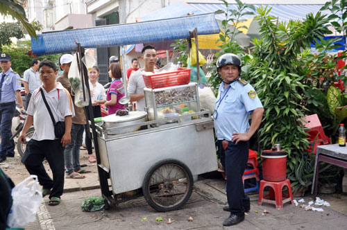 Nữ chủ tịch phường đóng tiền phạt giúp người bán hàng rong chiếm vỉa hè - 7