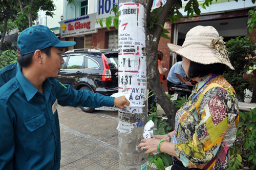 Nữ chủ tịch phường đóng tiền phạt giúp người bán hàng rong chiếm vỉa hè - 10