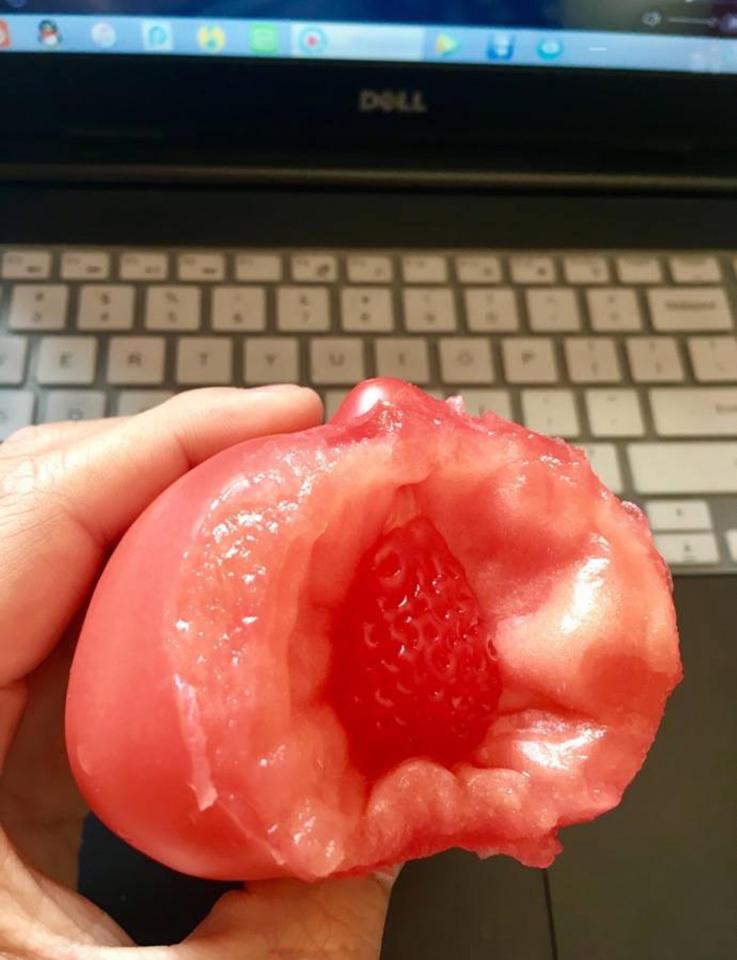 Đang ăn cà chua, sốc vì nhìn thấy điều kì dị bên trong - 1