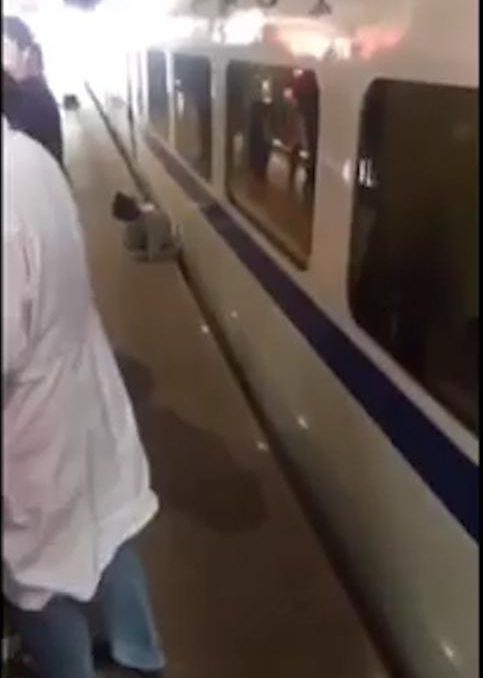 Chạy qua mũi tàu, người đàn ông TQ bị nghiền nát - 2