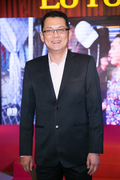 Người đẹp "bắt cá 2 tay" mặc quá bạo khi đi xem phim - 3