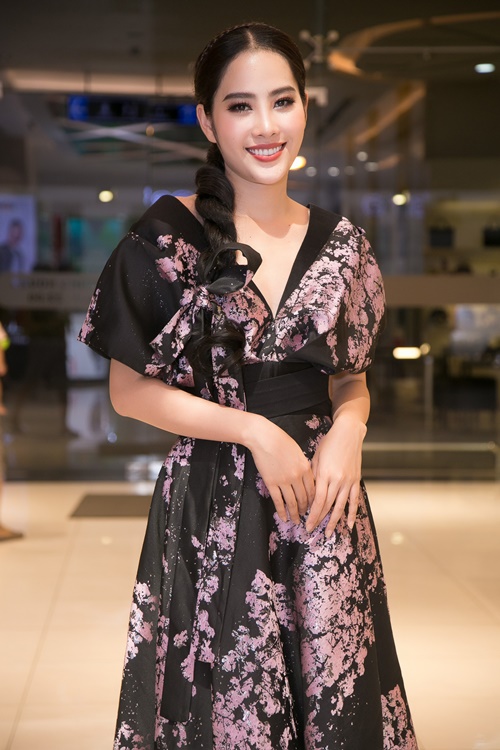 Người đẹp "bắt cá 2 tay" mặc quá bạo khi đi xem phim - 4