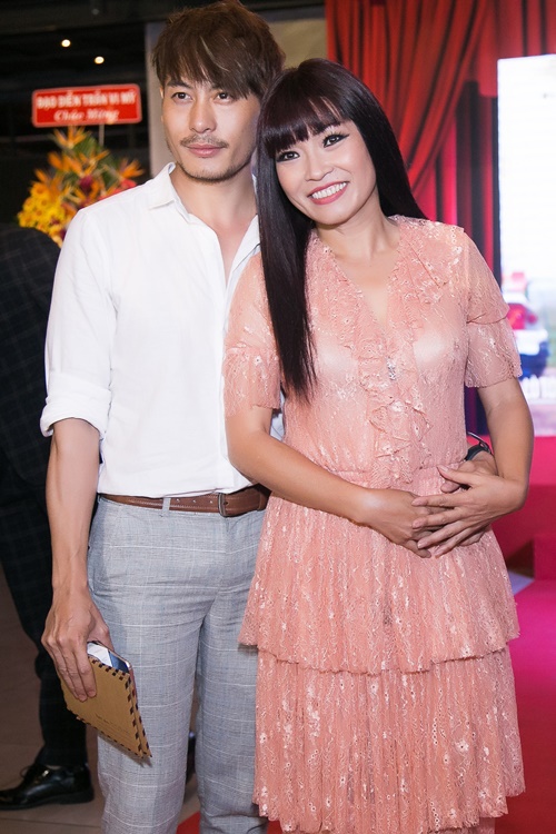 Người đẹp "bắt cá 2 tay" mặc quá bạo khi đi xem phim - 5