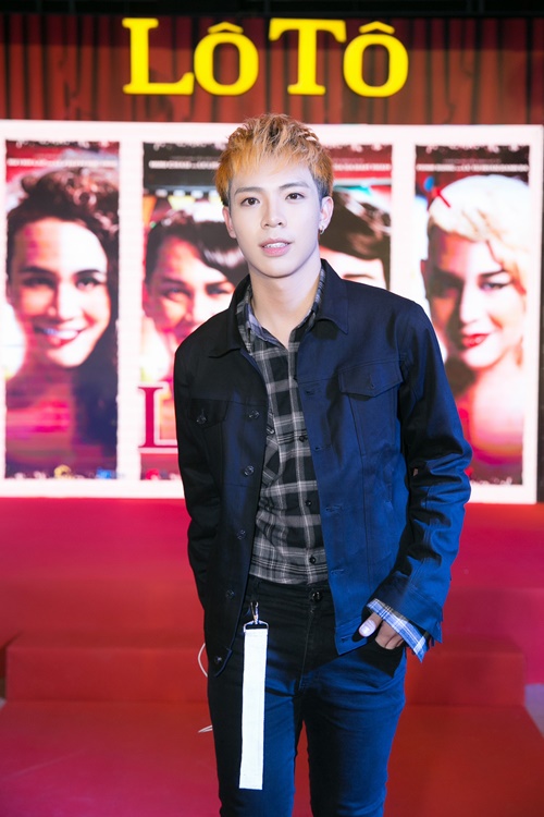 Người đẹp "bắt cá 2 tay" mặc quá bạo khi đi xem phim - 11