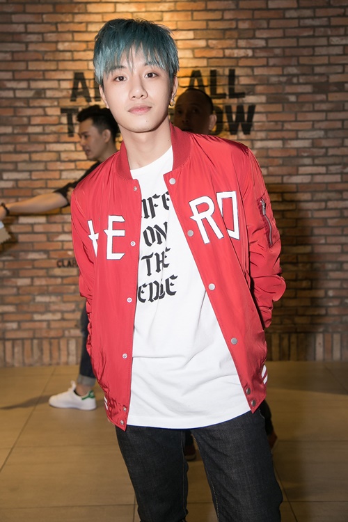 Người đẹp "bắt cá 2 tay" mặc quá bạo khi đi xem phim - 10