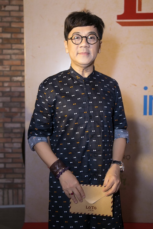 Người đẹp "bắt cá 2 tay" mặc quá bạo khi đi xem phim - 2