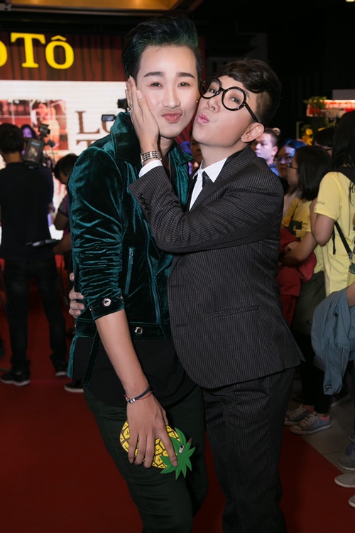 Người đẹp "bắt cá 2 tay" mặc quá bạo khi đi xem phim - 13