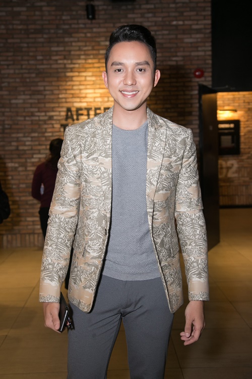 Người đẹp "bắt cá 2 tay" mặc quá bạo khi đi xem phim - 4