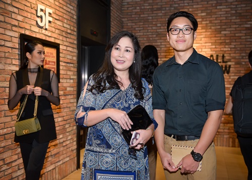 Người đẹp "bắt cá 2 tay" mặc quá bạo khi đi xem phim - 8