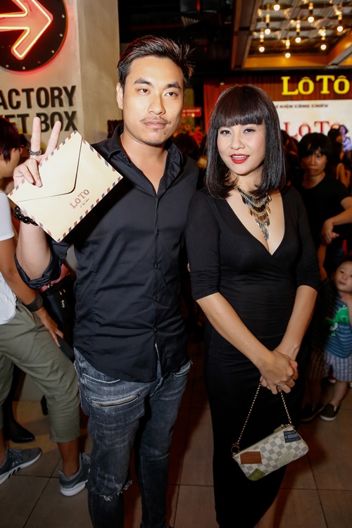 Người đẹp "bắt cá 2 tay" mặc quá bạo khi đi xem phim - 6