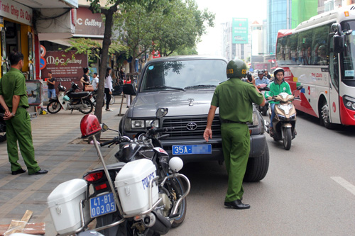 Không phải chỉ ông Đoàn Ngọc Hải mới dám cẩu xe biển xanh - 1