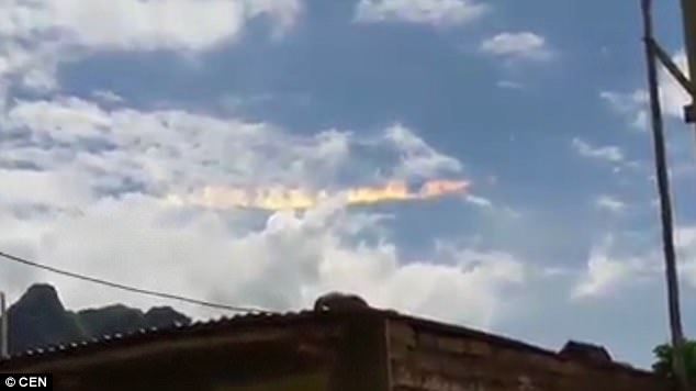 Video: Mây “cầu vồng lửa” như ngày tận thế ở Peru - 1