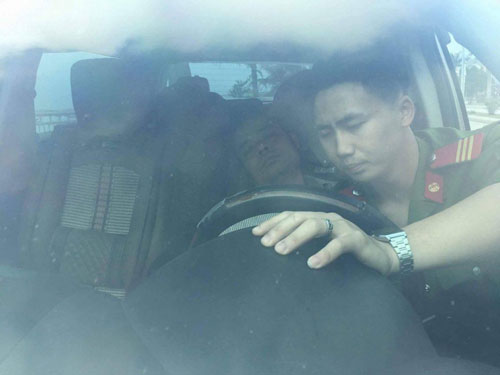 Tài xế ngủ say trên xe sau khi gây tai nạn ở Quảng Ninh - 1