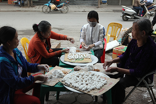 Dân Thủ đô xếp hàng mua bánh trôi, bánh chay ngày Tết Hàn Thực - 2