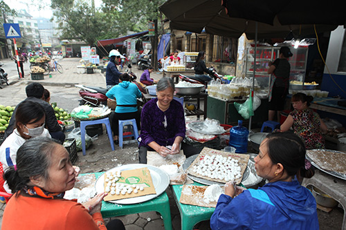 Dân Thủ đô xếp hàng mua bánh trôi, bánh chay ngày Tết Hàn Thực - 1