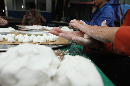 Dân Thủ đô xếp hàng mua bánh trôi, bánh chay ngày Tết Hàn Thực - 3