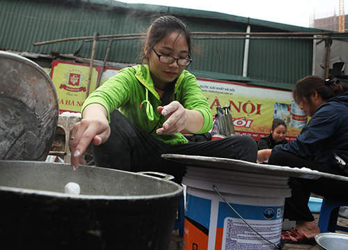 Dân Thủ đô xếp hàng mua bánh trôi, bánh chay ngày Tết Hàn Thực - 4