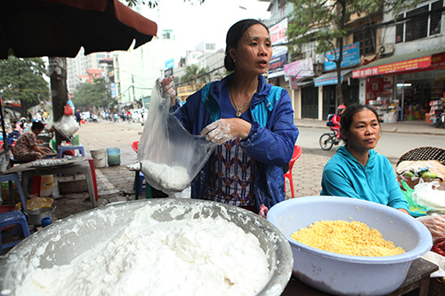 Dân Thủ đô xếp hàng mua bánh trôi, bánh chay ngày Tết Hàn Thực - 8