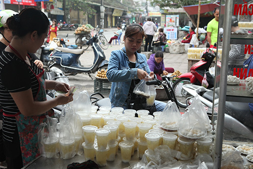 Dân Thủ đô xếp hàng mua bánh trôi, bánh chay ngày Tết Hàn Thực - 6