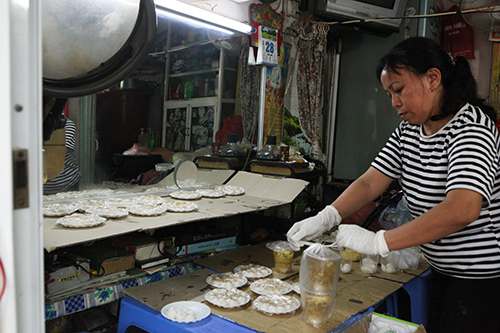 Dân Thủ đô xếp hàng mua bánh trôi, bánh chay ngày Tết Hàn Thực - 10