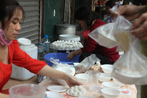 Dân Thủ đô xếp hàng mua bánh trôi, bánh chay ngày Tết Hàn Thực - 12