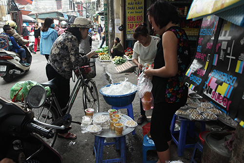 Dân Thủ đô xếp hàng mua bánh trôi, bánh chay ngày Tết Hàn Thực - 13