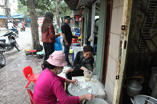 Dân Thủ đô xếp hàng mua bánh trôi, bánh chay ngày Tết Hàn Thực - 11