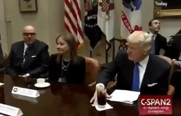 Thói quen kì lạ của Trump khi ngồi tiếp khách - 1