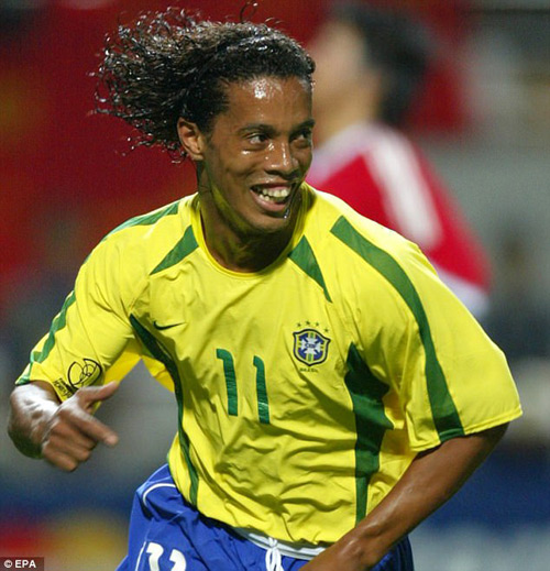 Ronaldinho khiến các fan &#34;ngã ngửa&#34; khi trổ tài ca hát - 1