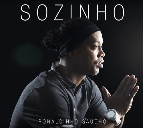 Ronaldinho khiến các fan "ngã ngửa" khi trổ tài ca hát - 2