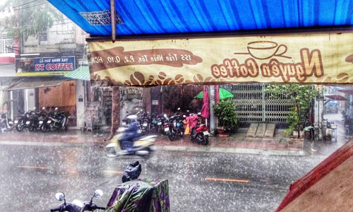 Sài Gòn mưa gió, sấm sét đùng đùng giữa mùa khô - 1