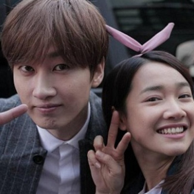 Thành viên Eunhyuk của nhóm Super Junior cũng từng chụp ảnh kỷ niệm thân thiết với Nhã Phương khi quay phim "Tuổi thanh xuân". 