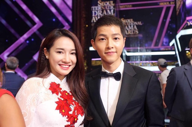 Nhã Phương cũng không thoát khỏi sức hấp dẫn của "soái ca quân nhân" Song Joong Ki. Trong một lễ trao giải ở Hàn Quốc, cô nàng hào hứng khi được gặp và chụp ảnh cùng trai đẹp xứ Hàn.
