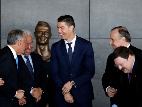 Ronaldo trốn thuế vẫn an toàn: 1 tay che trời - 1