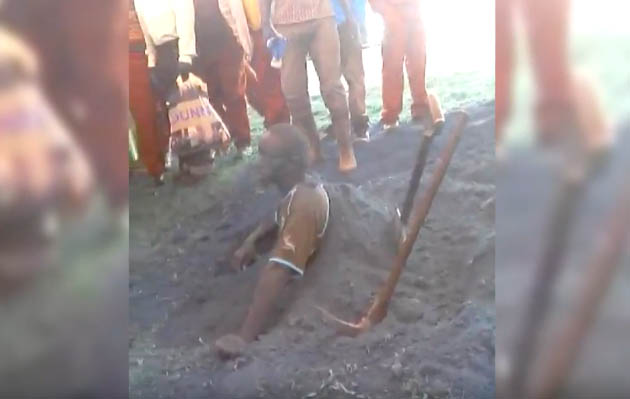 Nam Phi: Trộm bị đánh tàn tệ, ép tự đào mộ chôn sống - 1
