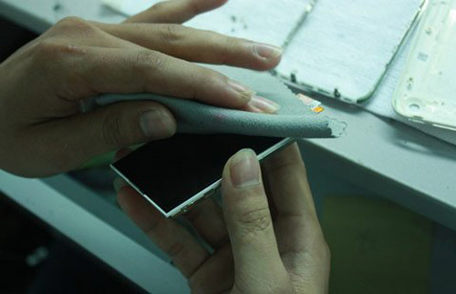 Công nghệ “nấu” iPhone cũ thành mới tại VN - 9