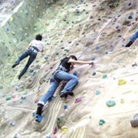 Bạn trẻ - Cuộc sống - Giới trẻ hào hứng leo núi nhân tạo