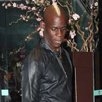 Bóng đá - Balotelli lại khoe tóc quái dị